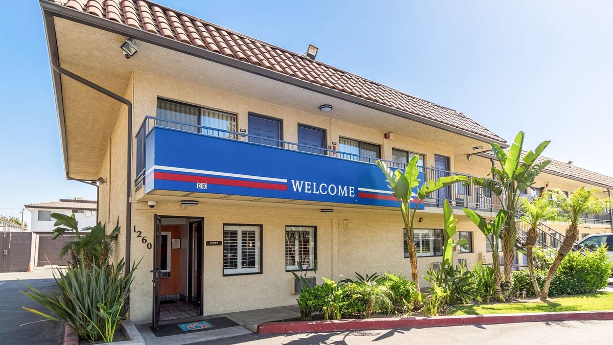 Riverside Hotel | Motel 6 Riverside, CA - UCR East