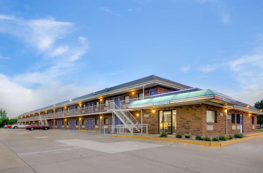 Salina Hotel | Motel 6-Salina, KS