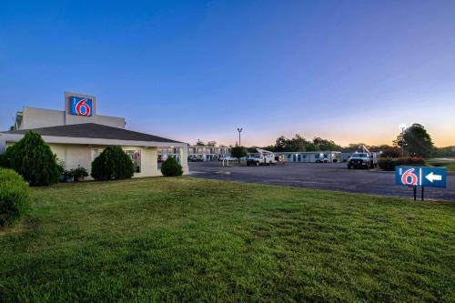 Sulphur Springs Hotel | Motel 6-Sulphur Springs, TX