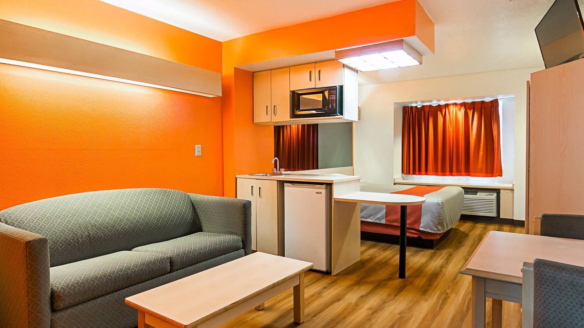 Sycamore Hotel | Motel 6 Sycamore, IL