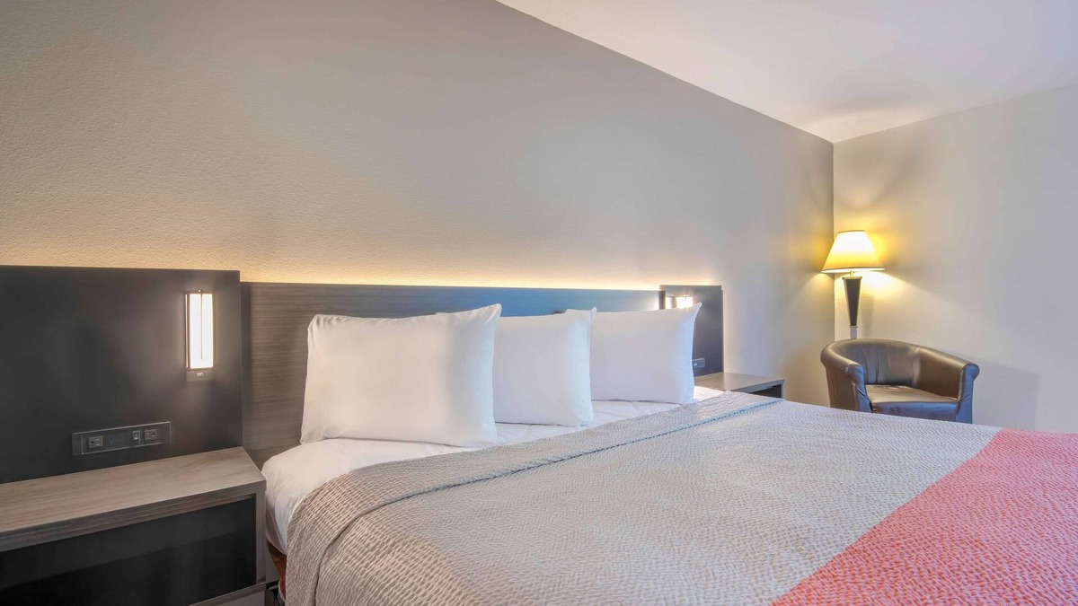 Walton Hotel | Motel 6 Walton, KY - Richwood - Cincinnati Airport South
