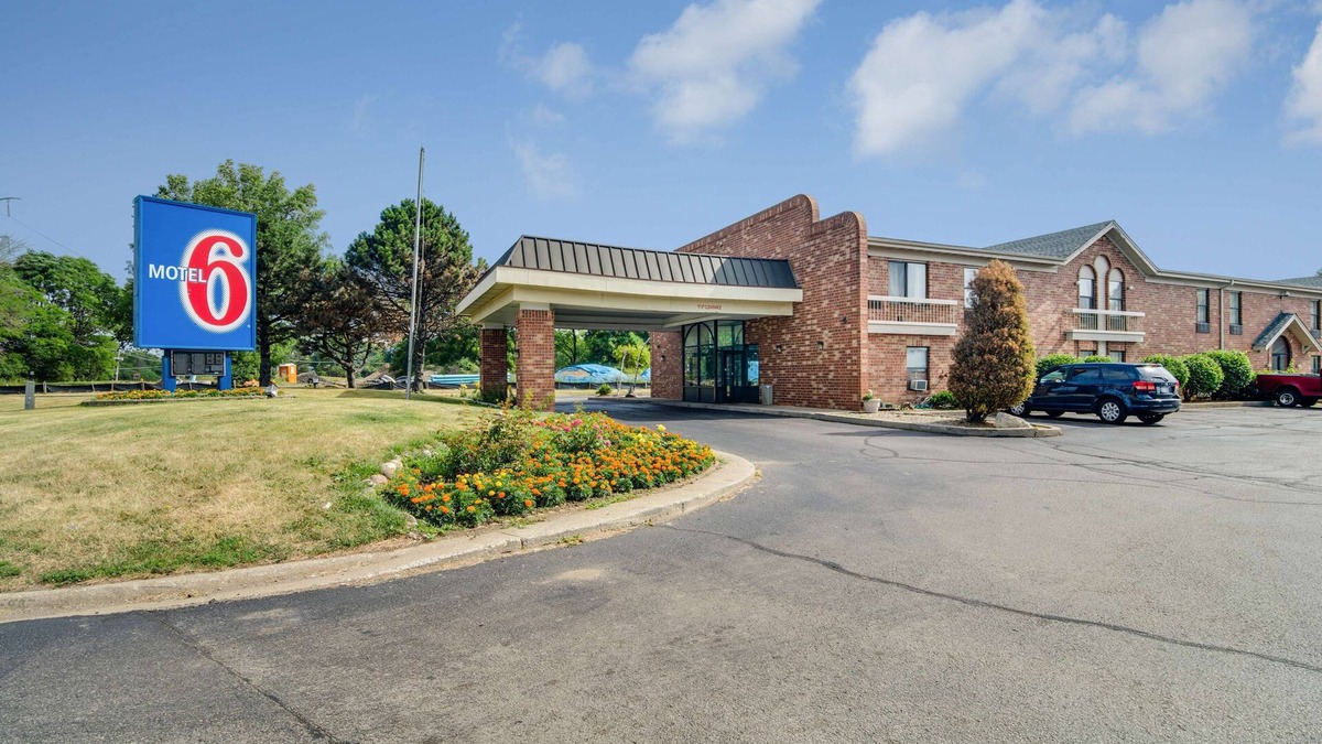 Waukegan Hotel | Motel 6 Waukegan, IL