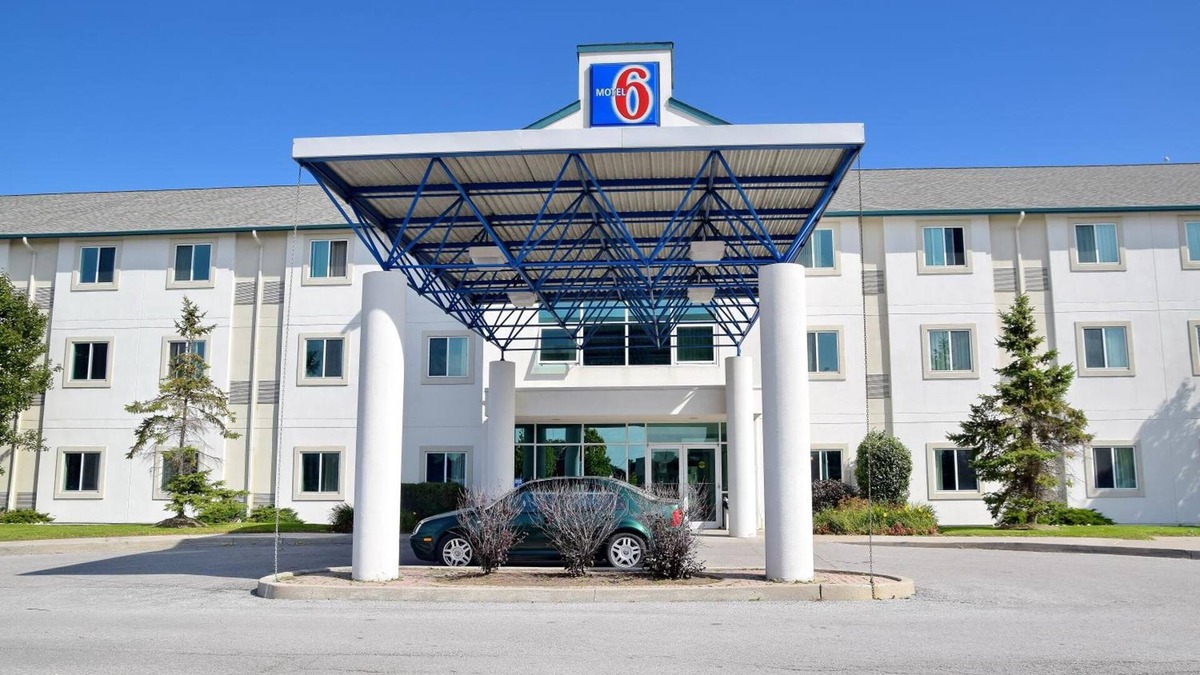 Whitby Hotel | Motel 6 Whitby, ON - Toronto East