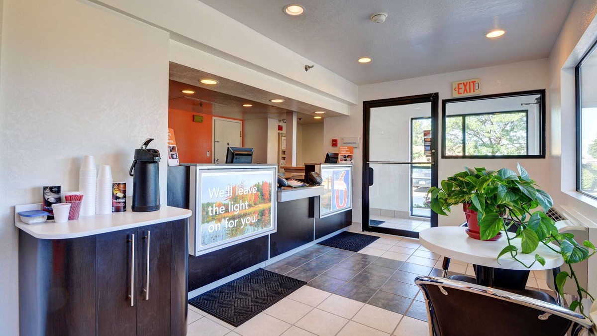 Windsor Locks Hotel | Motel 6 Windsor Locks, CT - Hartford