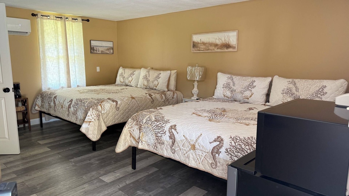 Gilbertsville Hotel | Motel at KY Lake. Seaside Lounge