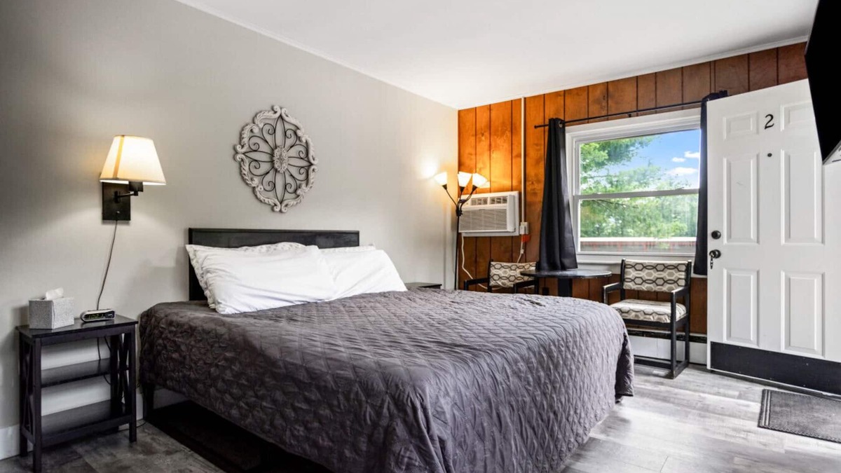 Wellsboro Hotel | Motel King Suite | Ground Floor | 2 mi to Canyon
