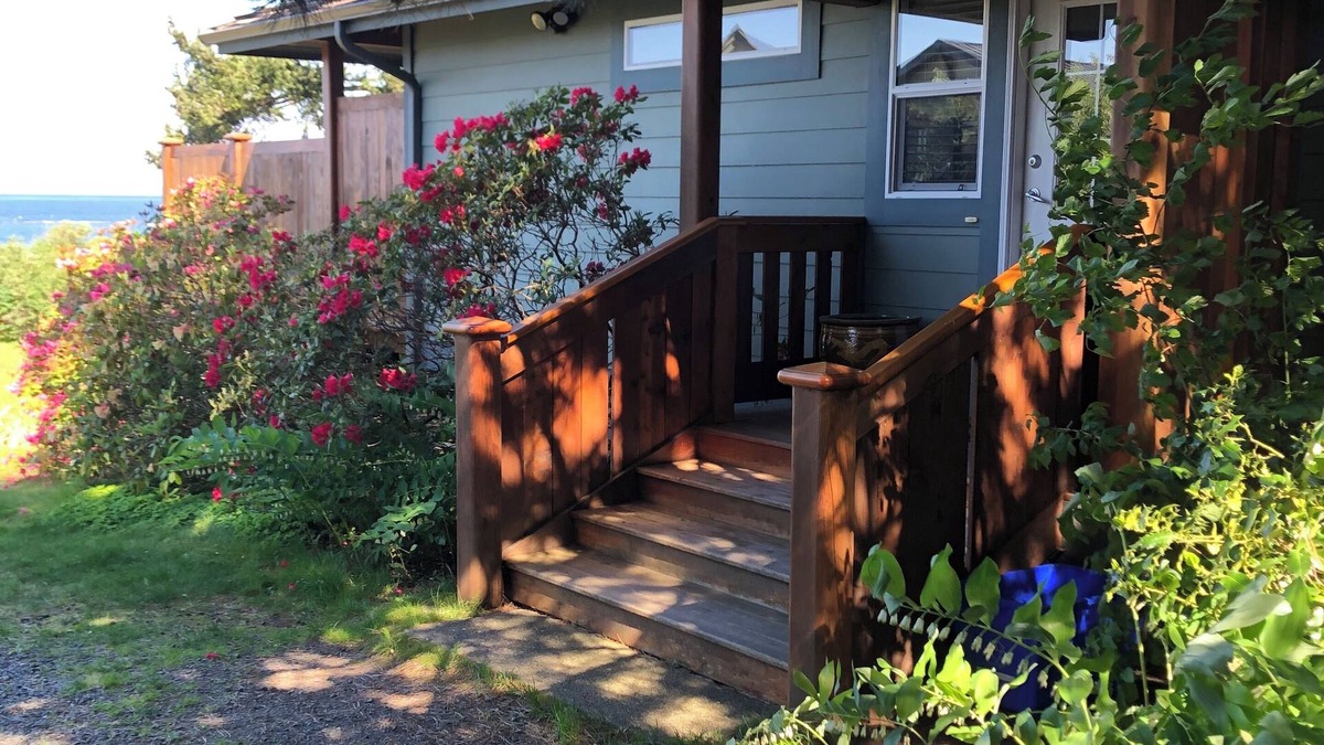 Campbell River Apartment | Motel with two private cottages each with Hot Tub and Gas Fireplace on the ocean