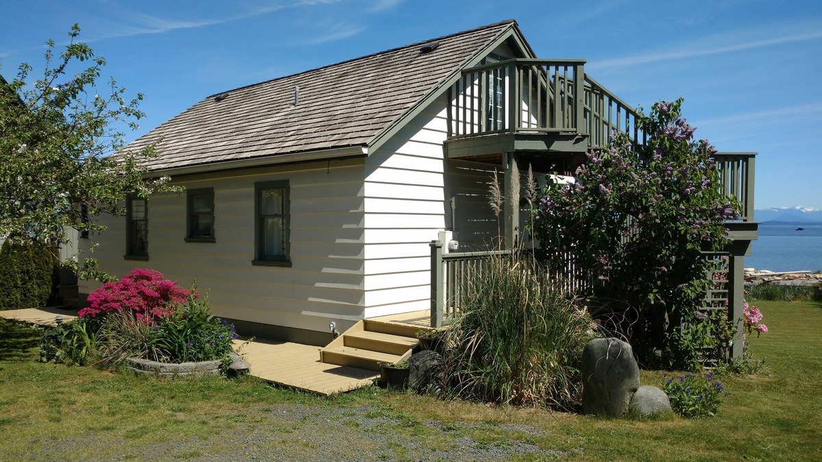 Campbell River Apartment | Motel with two private cottages each with Hot Tub and Gas Fireplace on the ocean
