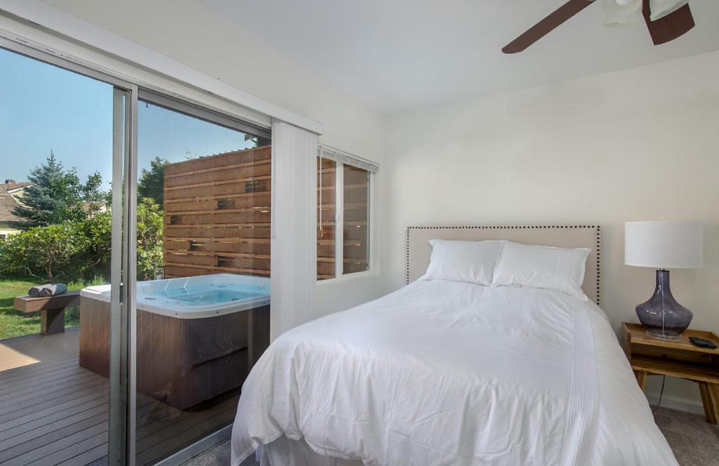 North Bend House | Mother in Law Suite with Private Hot Tub-Downtown