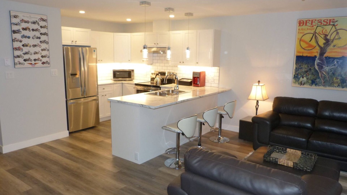 Crofton House | Motorcycle and Bicycle friendly. Home of the World Famous Crofton Seawalk.