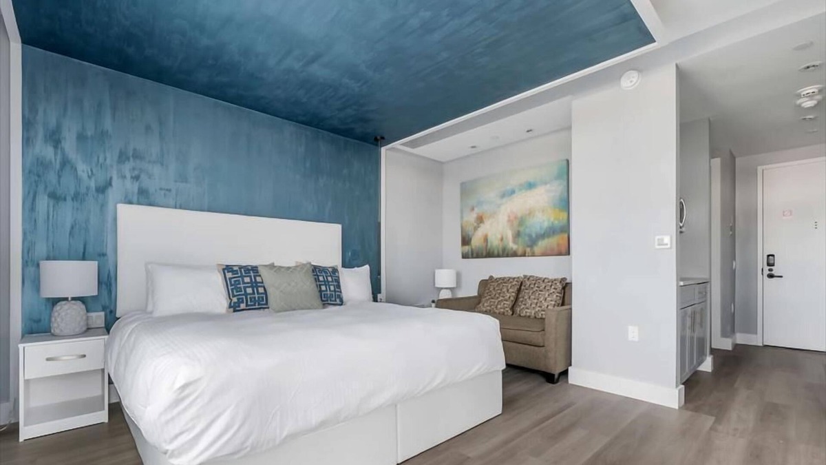 Mott Haven House | Mott Haven King Studio w Balcony | Gym+Hotel Amenities