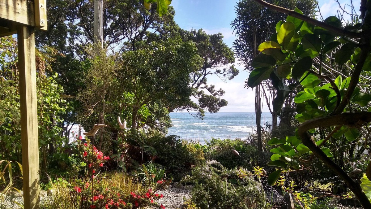 Barrytown Apartment | Motukiekie beach apartment. Our guests come back for more.