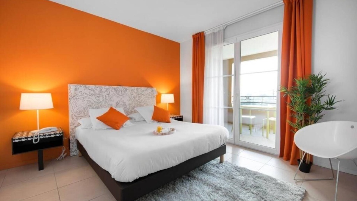 Mougins Hotel | Mougins Riviera Retreat: Hotel with Pool, AC and Fitness Oasis