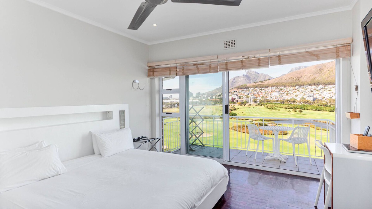Mouille Point Apartment | Mouille Point Studio Apartment with stunning view