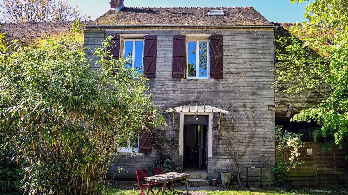 Chateau-Landon House | Moulin de Moucheny 200m² by the river, only 100 km from Paris