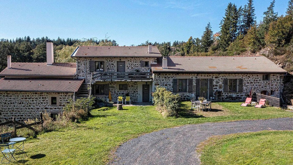 Viverols Bed & Breakfast | Moulin des Comtes, spacious guest room with all comforts in a peaceful setting