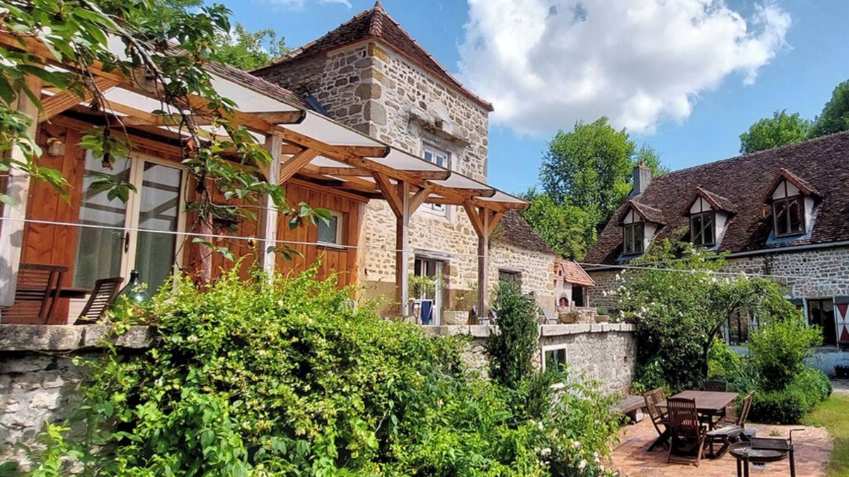 Chardonnay Apartment | Moulin Fouché | The Pigeon Tower | Cozy gite with large terrace near a nice lake