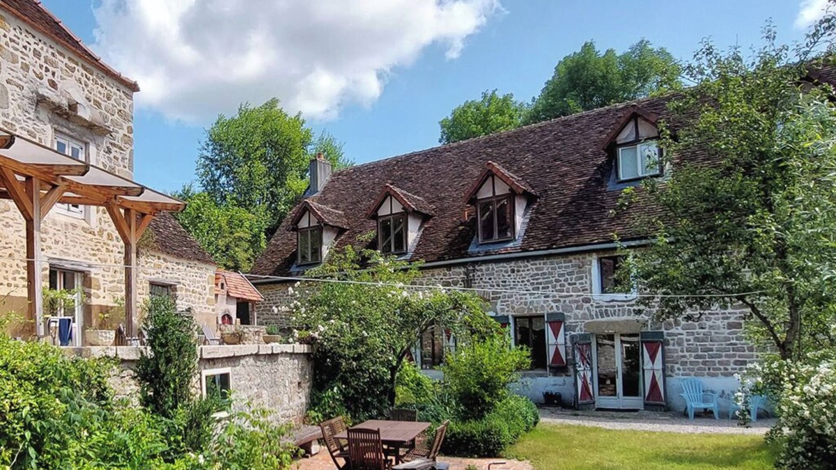 Saint-Prix-les-Arnay Apartment | Moulin Fouché | The Mill | Spacious gîte with three terraces near a nice lake
