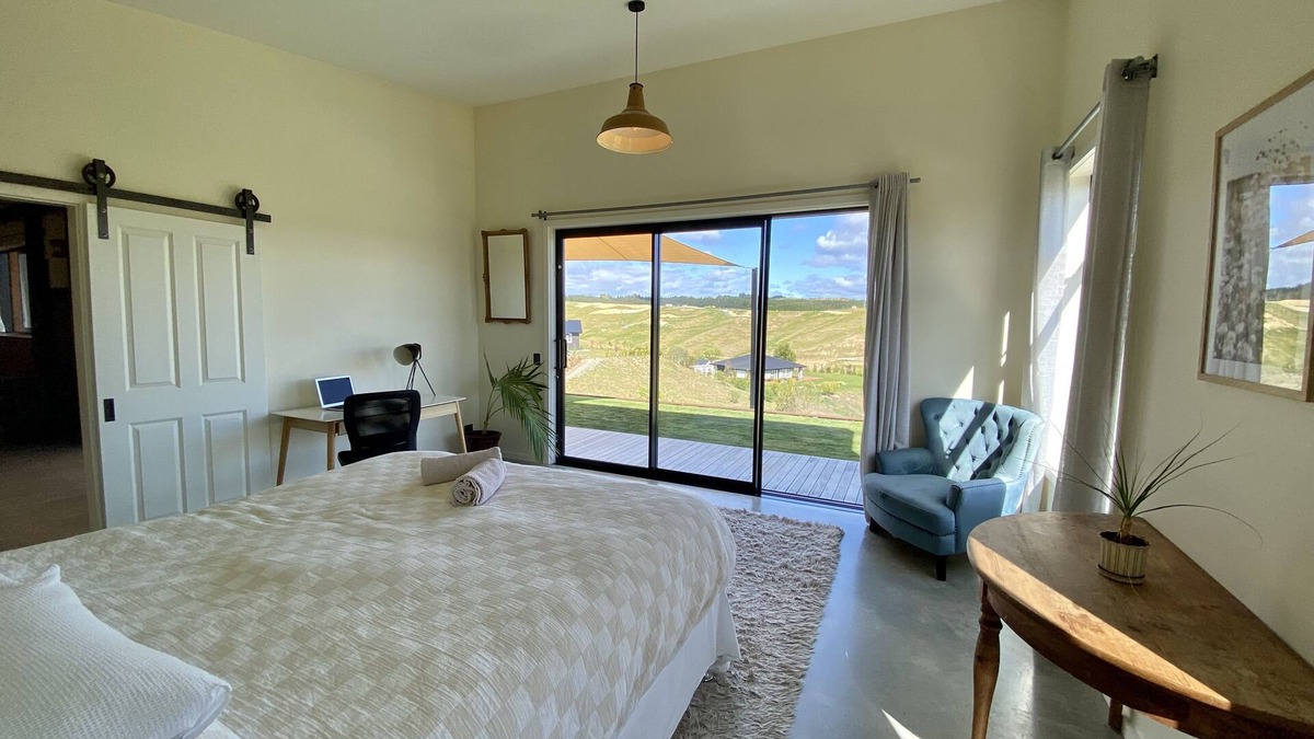 Redwood Valley House | Mount Arthur View modern cottage with garden, fruit trees & cat!