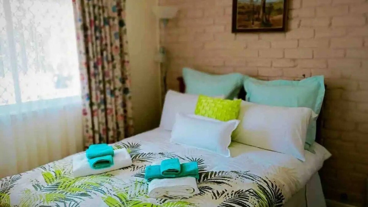 Mitchell House | Mount Panorama View Rainbow Retreat - 5 minutes to race track