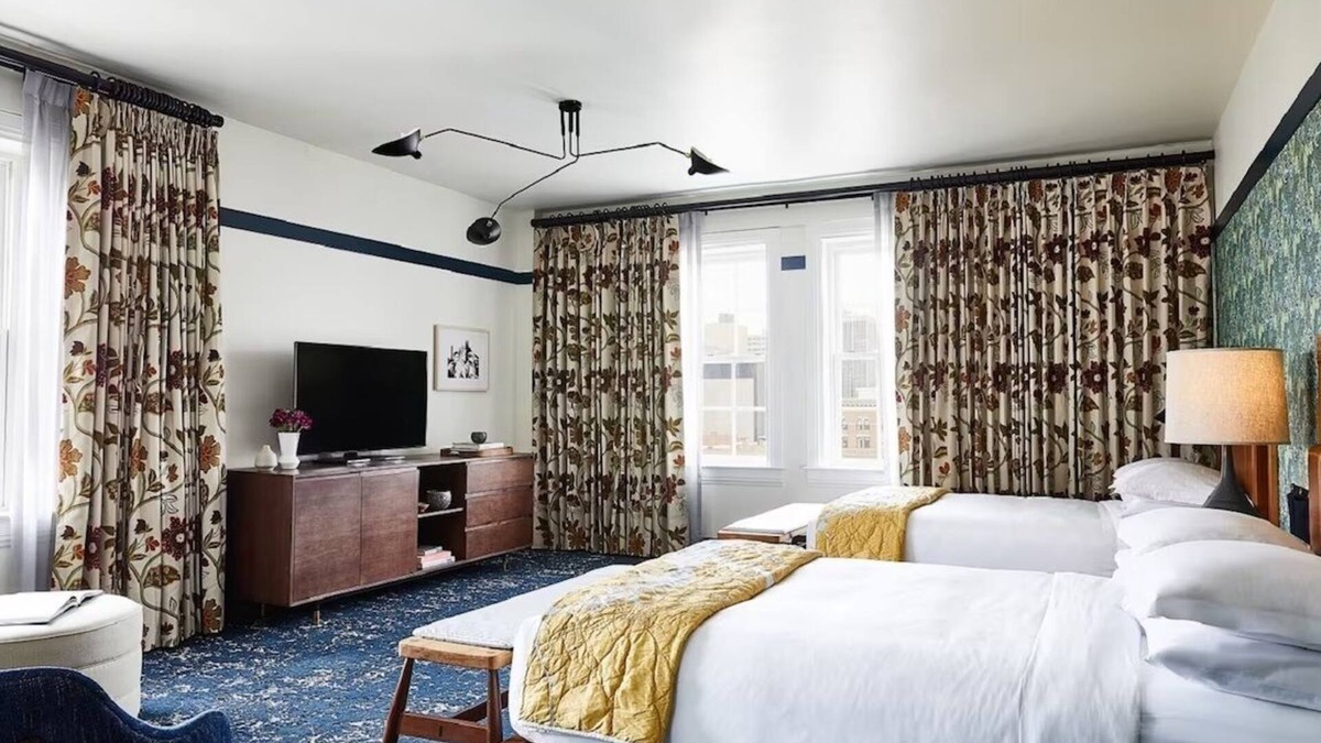 Mount Vernon Hotel | Mount Vernon Gem: Boutique Rooms & Rooftop Views - Heart of Baltimore
