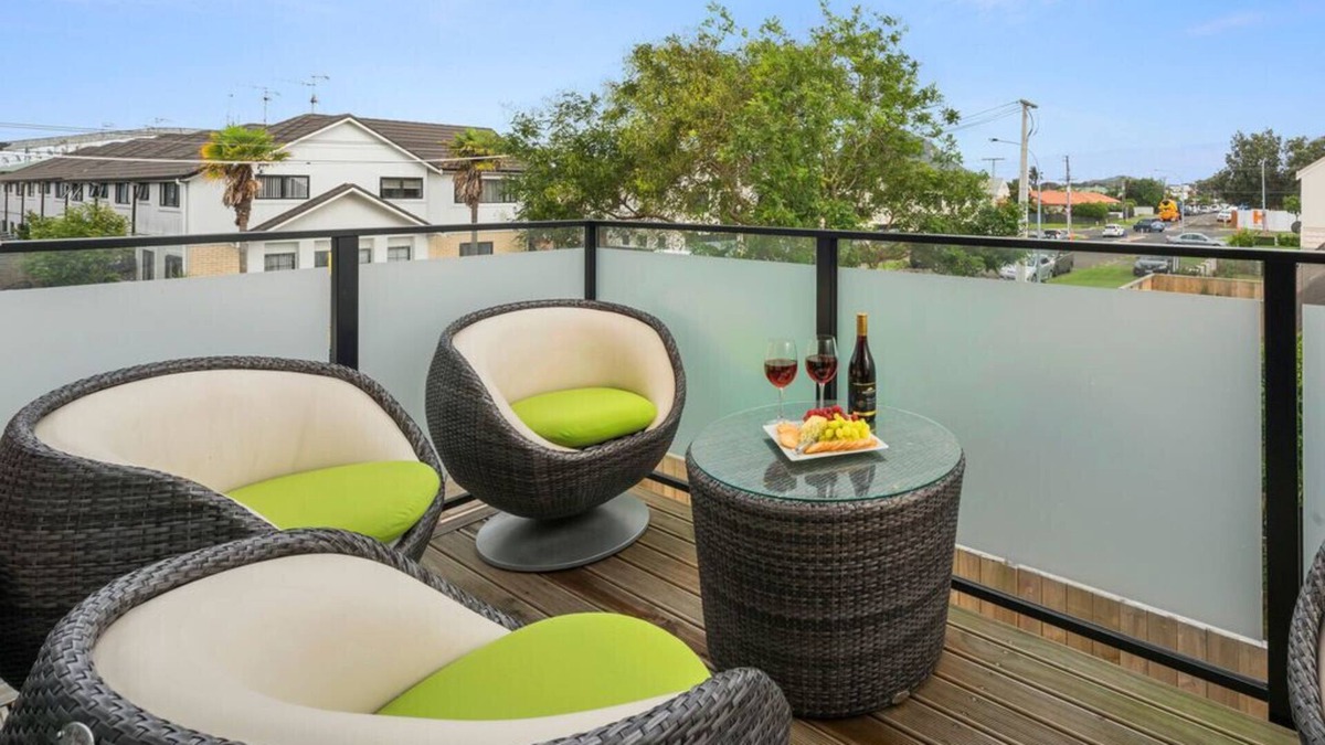 Mount Maunganui Cottage | MOUNT VIEWS ON MIRO - MT. MAUNGANUI HOLIDAY HOME in Papamoa Beach
