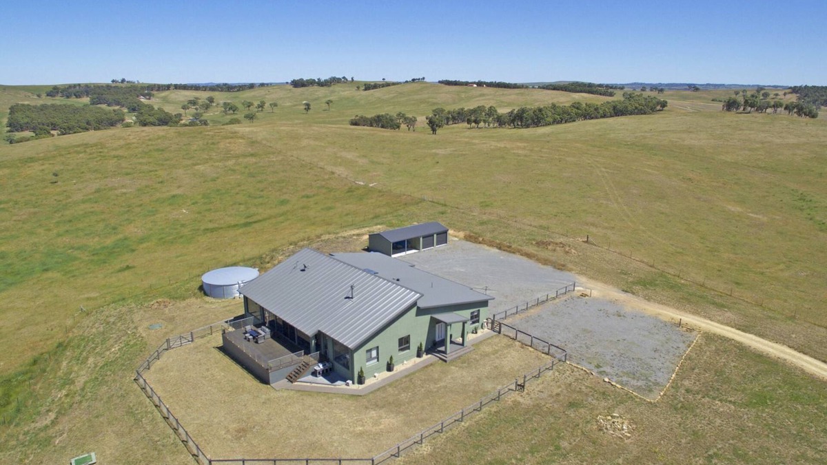 Wayo House | Mount Wayo Retreat - Goulburn (Sleeps up to 10)