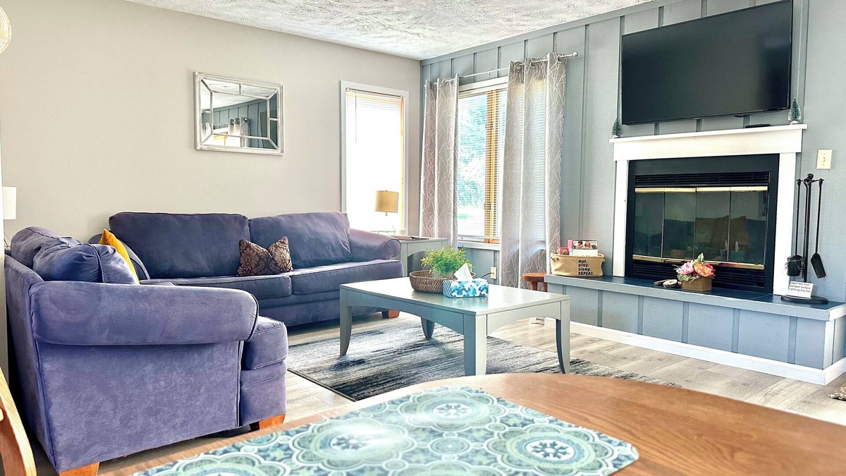 East Stroudsburg House | Mountain Air - Jacuzzi, Hiking, Biking & River; 15 min walk Shawnee Mt. Ski Area