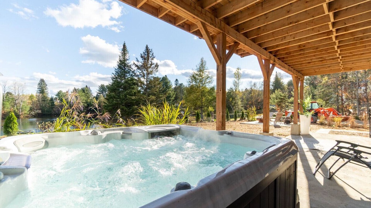 Saint-Calixte House | Mountain and lake view Guest Suite with Spa