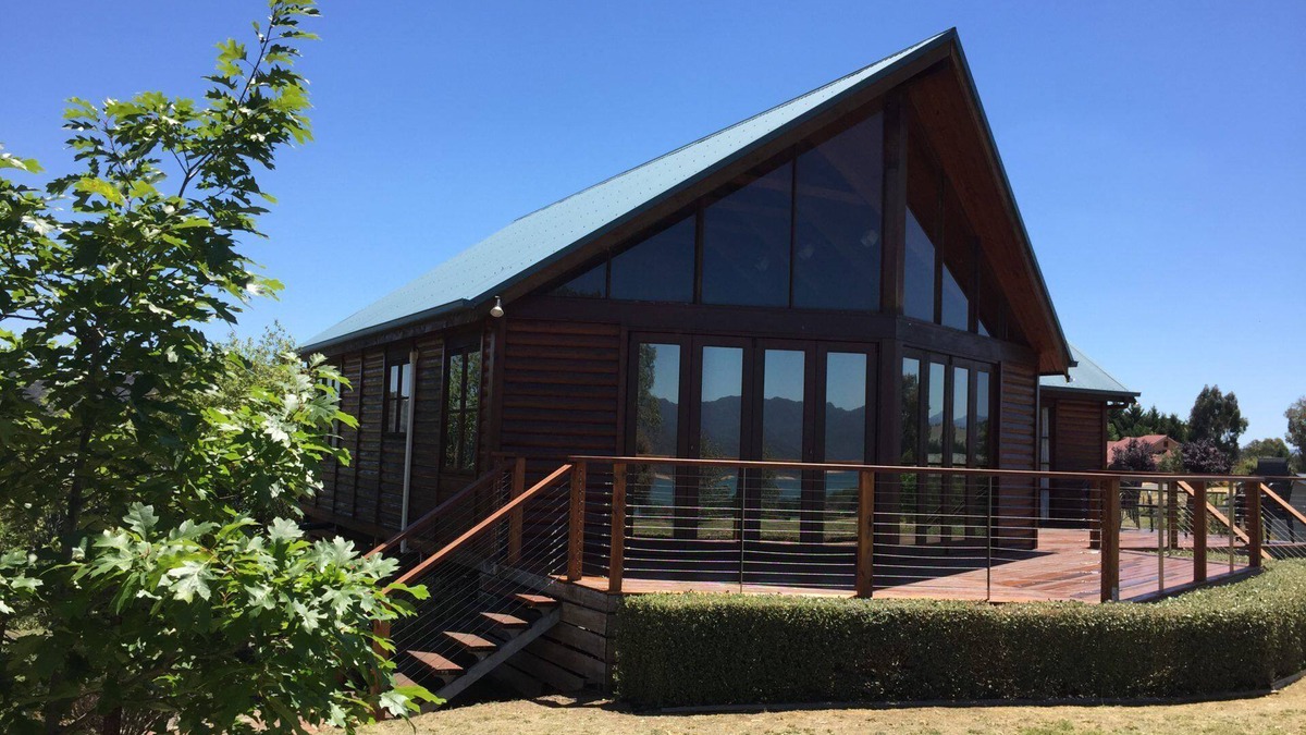Mountain Bay House | Mountain Bay Log Home - Views of Lake Eildon