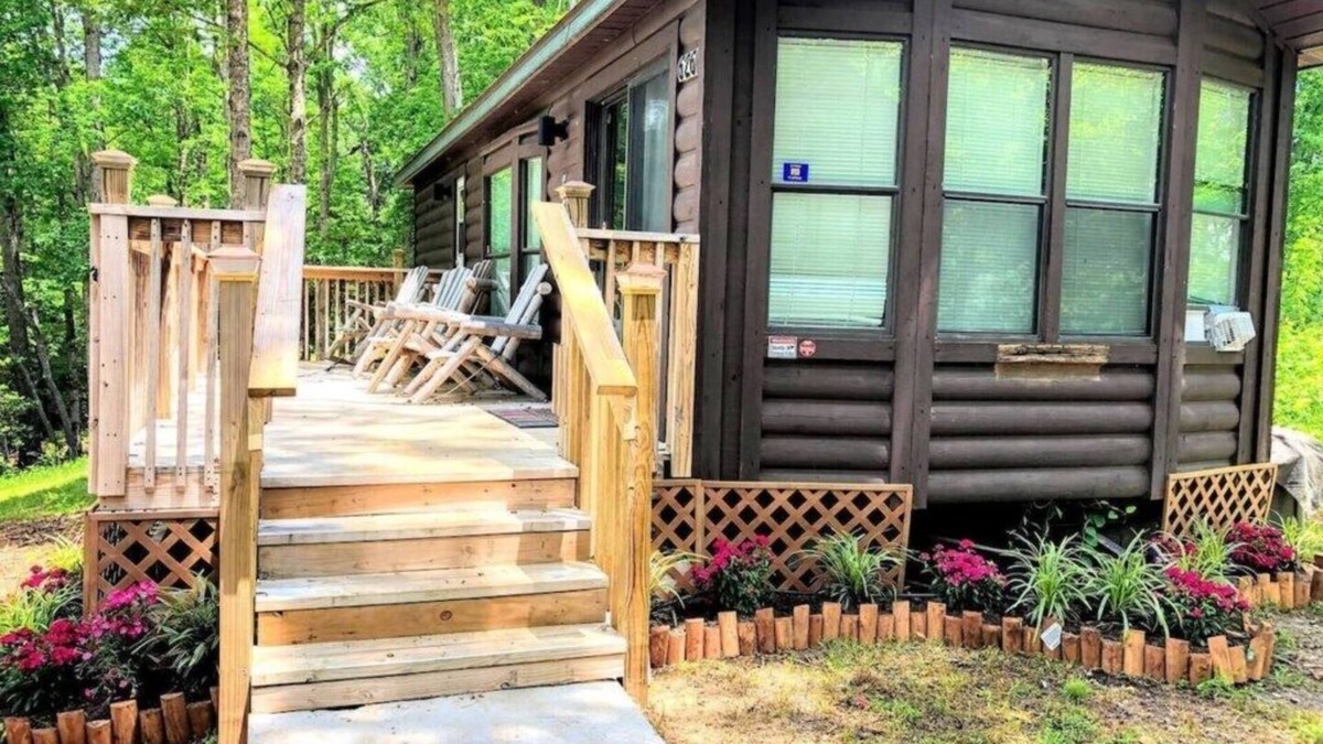 Whittier Cabin | MOUNTAIN BEAR WITH US RETREATS,2BEDS + LOFT / 2 BATHS , AC/TV/***NEW*** MOUNTAIN VIEWS! PETS!