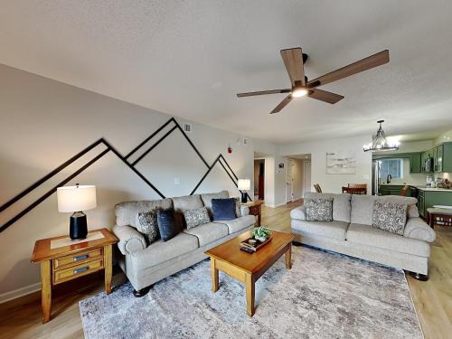 Pigeon Forge Apartment | Mountain Breeze Retreat at Whispering Pines 512