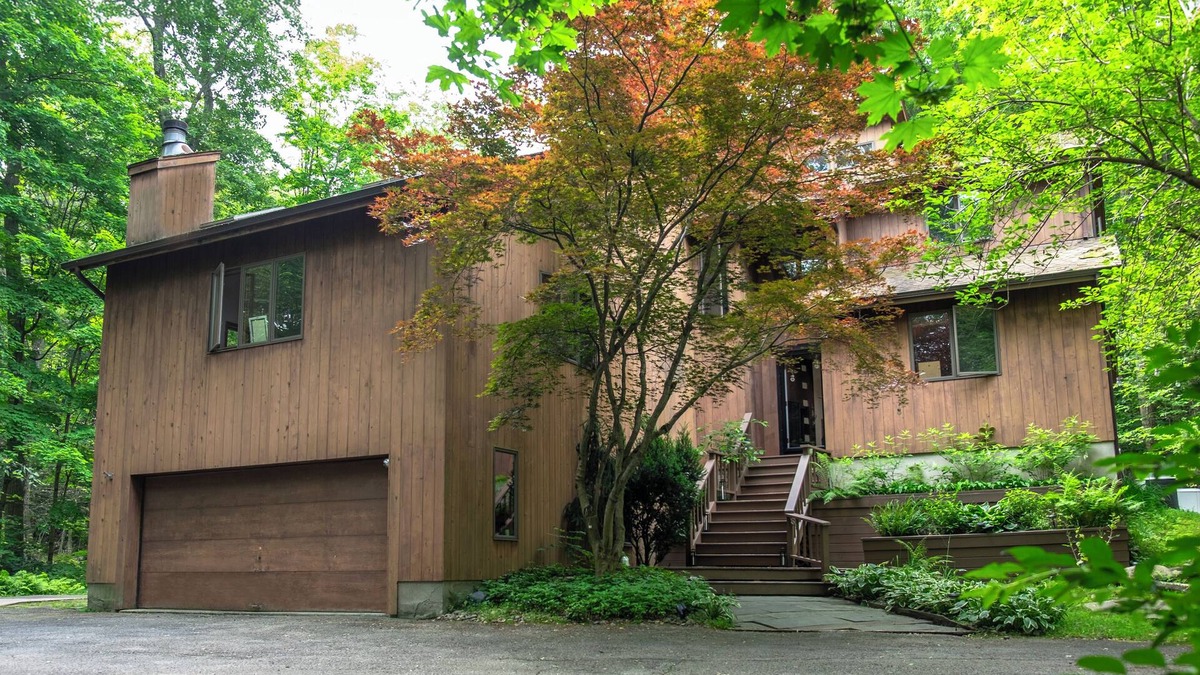 Highland Mills Cabin | Mountain Brook Cabin w/4-bedroom in lovely Cornwall with Jacuzzi Tub and Sauna