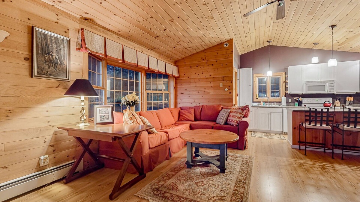 Weston House | Mountain cabin by skiing with fireplaces & well-equipped kitchen - dog-friendly