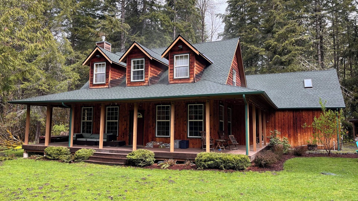 Enumclaw House | Mountain cabin - fun in all seasons!