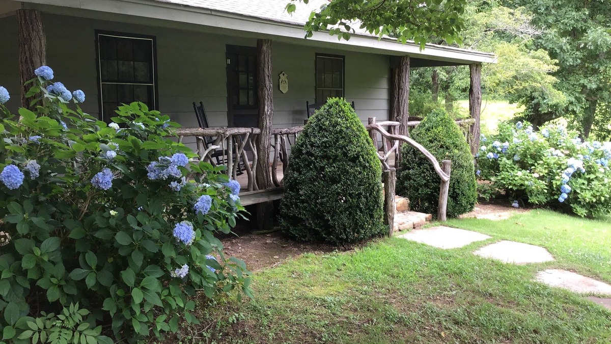 Clarkesville Cabin | Mountain cabin on beautiful trout stream near Soque River