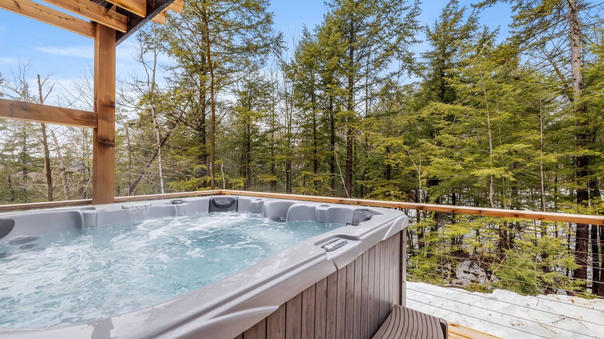 Conway House | Mountain Cabin Perfect for Leaf Peeping W/Hot Tub