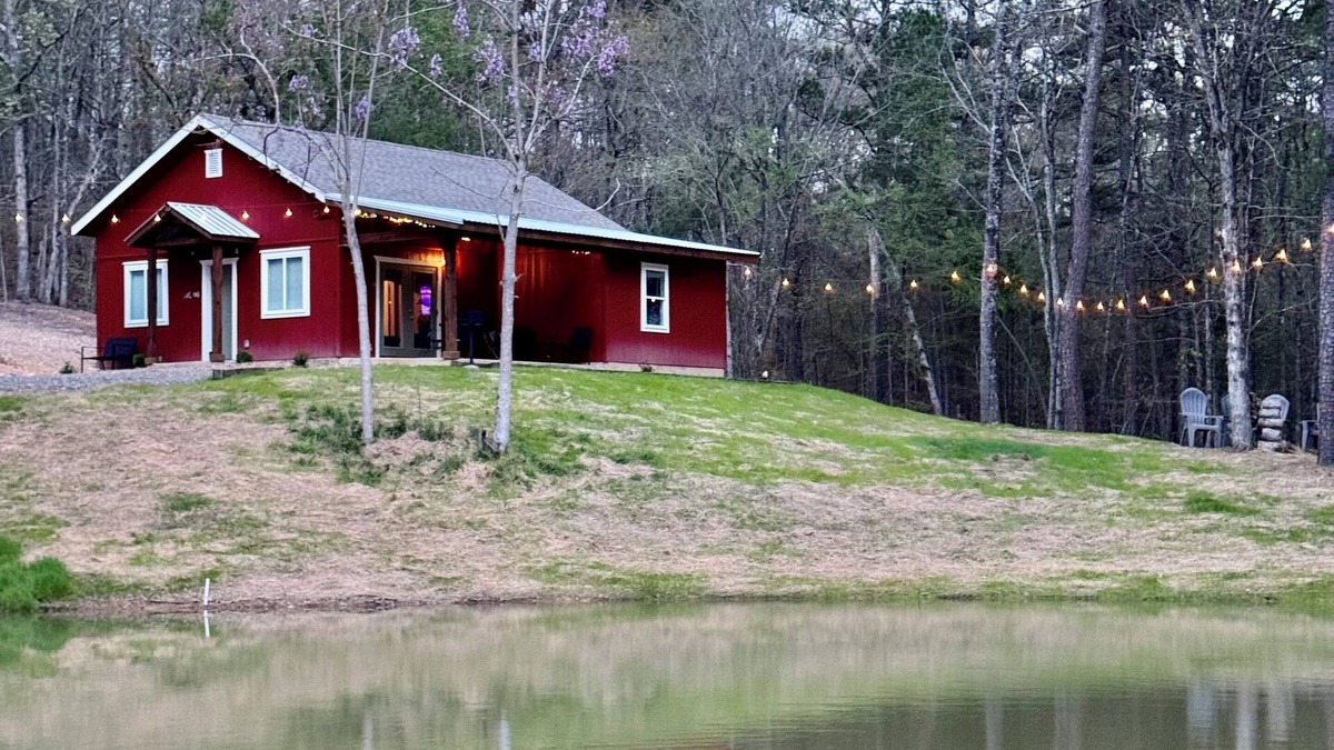 Mena House | Mountain Cabin, private pond, ride 2 WPG trails,nFirepit, private, king, WiFi