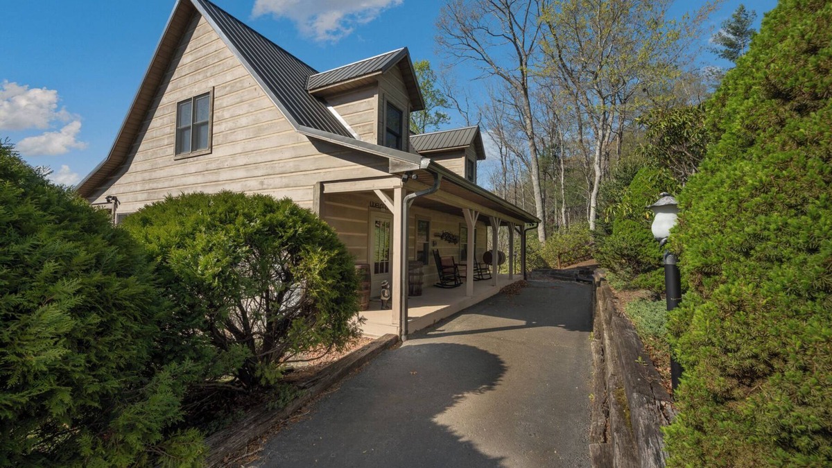 Ferguson Cabin | Mountain Cabin, Screen Porch, Hot Tub, Jacuzzi Tub, WiFi