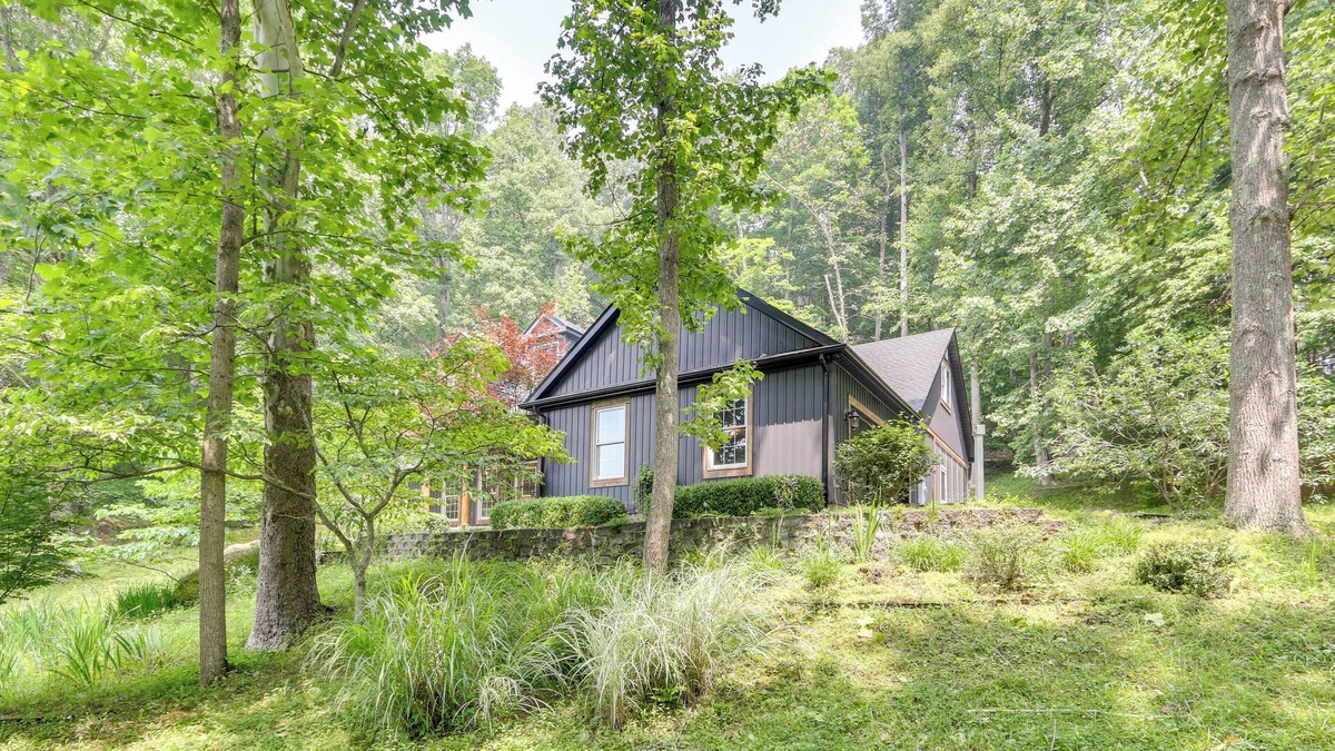 Athens House | Mountain Cabin w/ Amazing Views Near Hocking Hills
