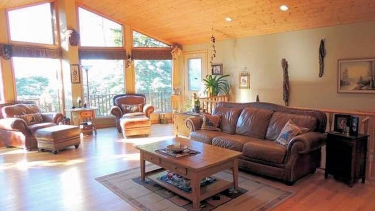 Jasper East House | Mountain Chalet | PRIVATE Pool & Hot Tub | 2-min DRIVE to Jasper National Park