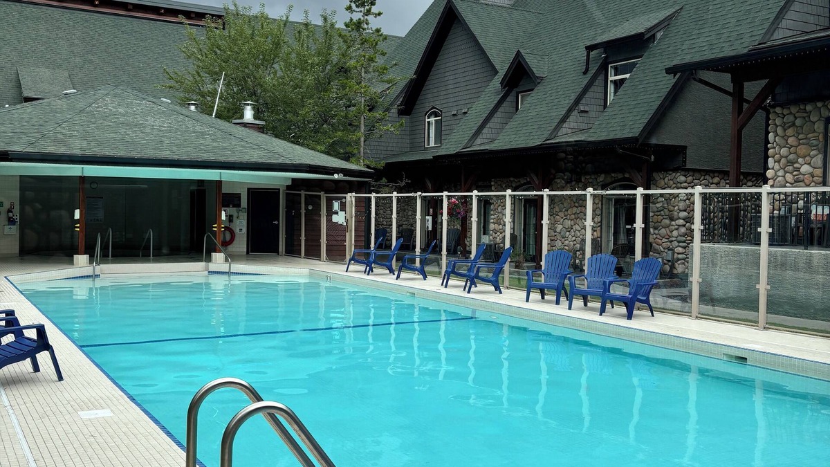 Canmore Ski Chalet | Mountain Chalet in Canmore/Banff with huge Pool