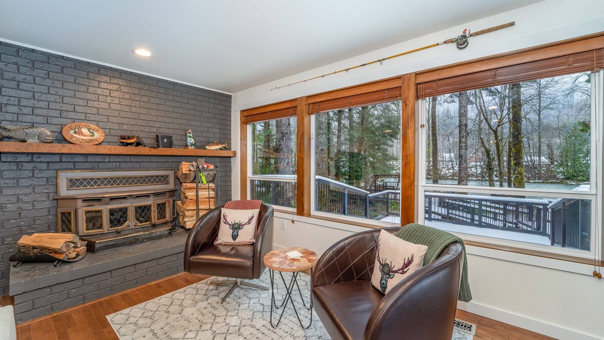 Skykomish Ski Chalet | Mountain Chalet*Riverfront*Hottub*StevensPass