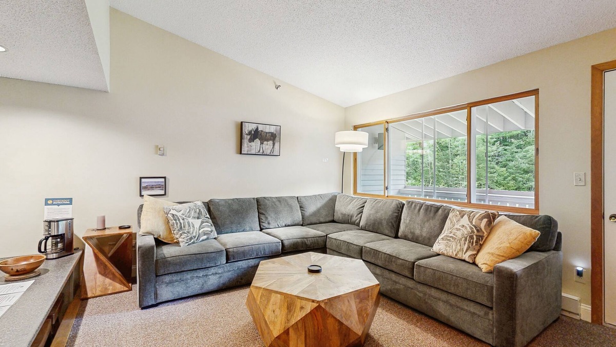 Sunday River Area Condo | Mountain condo w/shared indoor hot tub & pool - ski-in/ski-out access