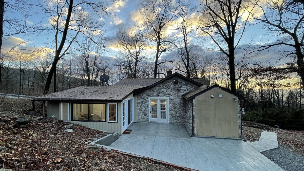 Smithsburg House | Mountain Cottage Near Scenic State Parks and Hiking Trails Great for Large Group