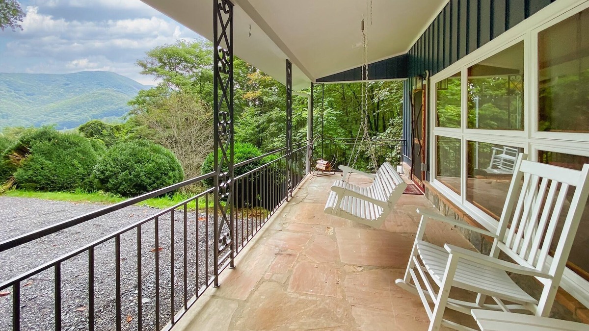 Maggie Valley Cottage | Mountain Dreams Cottage - Peaceful, Charming, Pet Friendly, Creekside and Views!