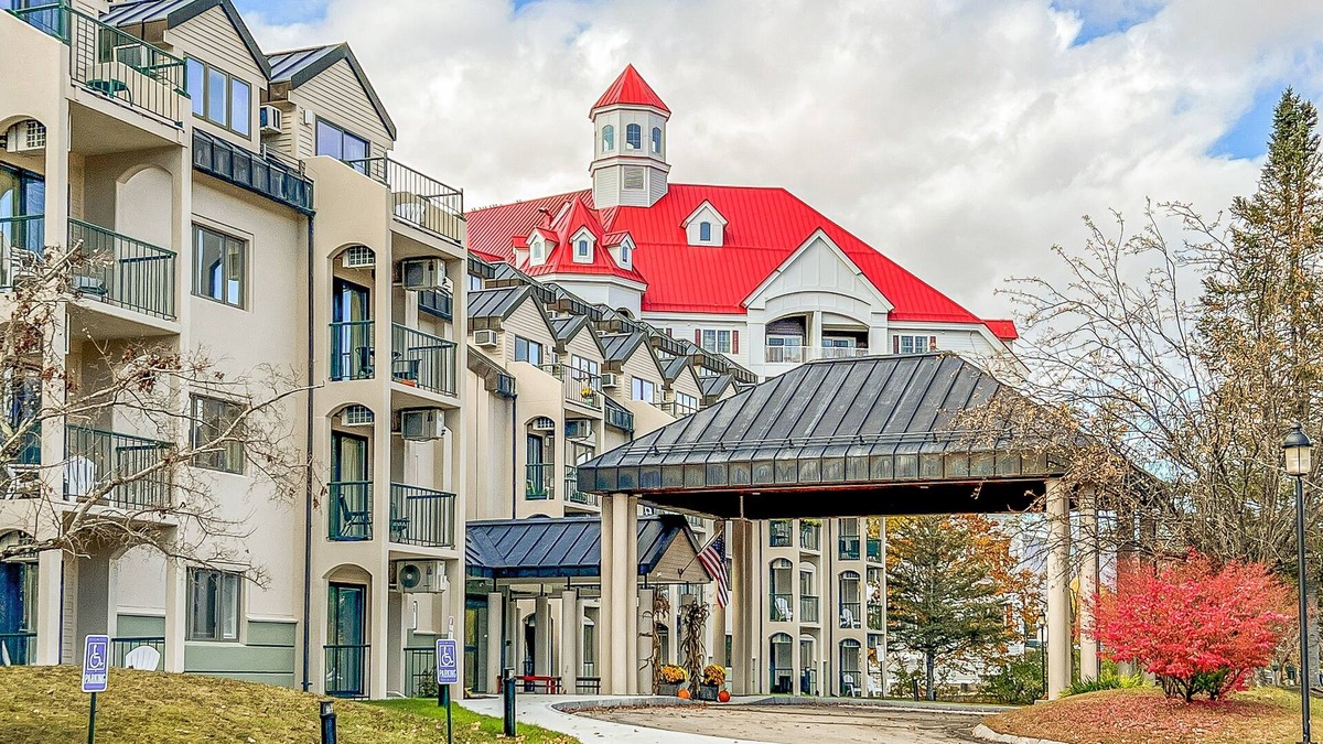 Lincoln Apartment | Mountain efficiency walk to ski lift, downtown, pool & game room