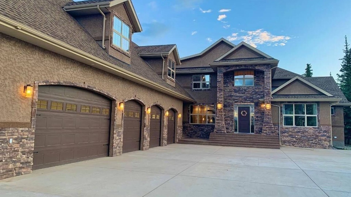 Hinton House | Mountain Escape near Jasper with 7 furnished br 4.5 washrooms, BBQ and Firepit