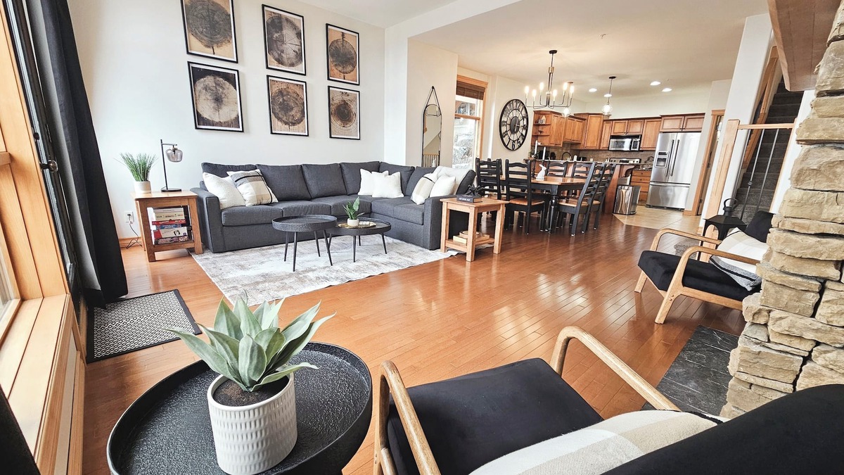 East Kootenay House | ⭐️Mountain Escape Ski In/Ski Out, 4 Bdrm/Private hot tub⭐️