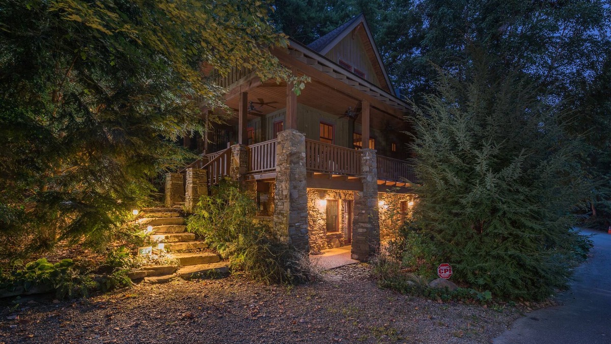 Cheshire Cabin | Mountain Gem I Pet Friendly Luxury Cottage in Cheshire Village